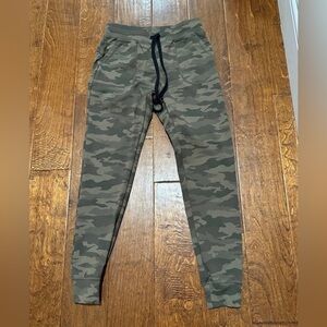 ZYIA Active camo cozy joggers